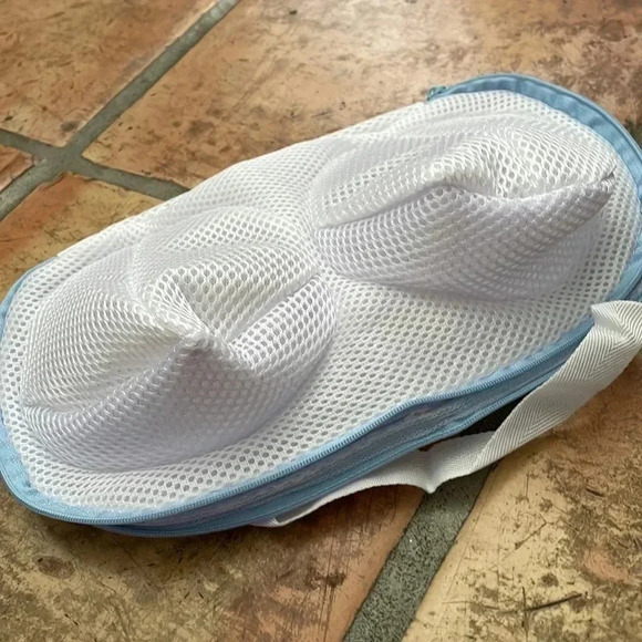 ❤️ NEW 2/$20 or 3/$25 Bra Laundering Mesh Bag - Picture 5 of 6